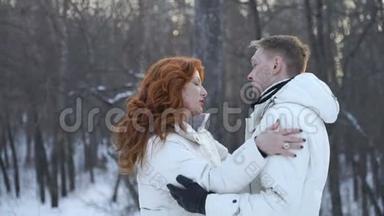 一对夫妇站在白雪覆盖的森林里